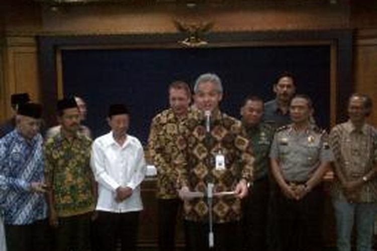 Gubernur Jawa Tengah Ganjar Pranowo bersama pimpinan daerah, tokoh agama dan tokoh masyarakat membacakan deklarasi anti kekerasan umat beragama di kantor Gubernur Jateng, Rabu (22/7/2015)