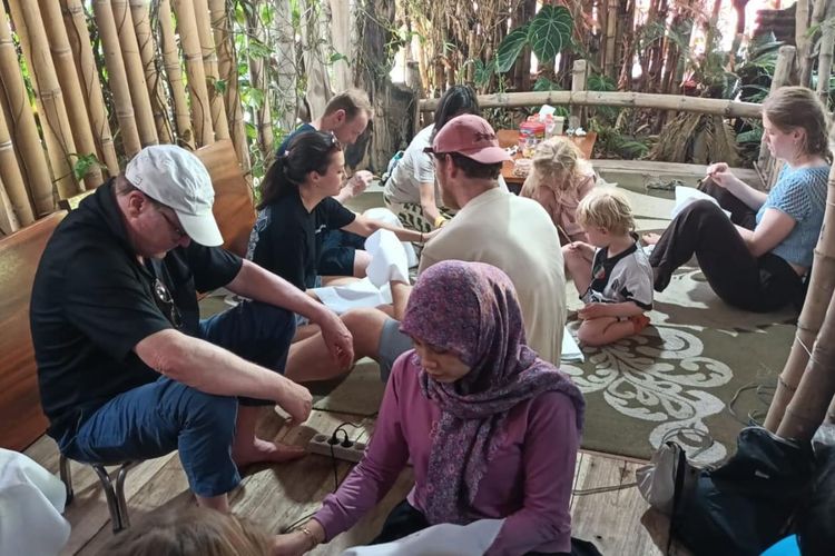 Di rumah Alam Batik milik Ferry Sugeng Santoso sudah menghasilkan batik batik berbahan warna alam yang sudah dipasarkan di Eropa,