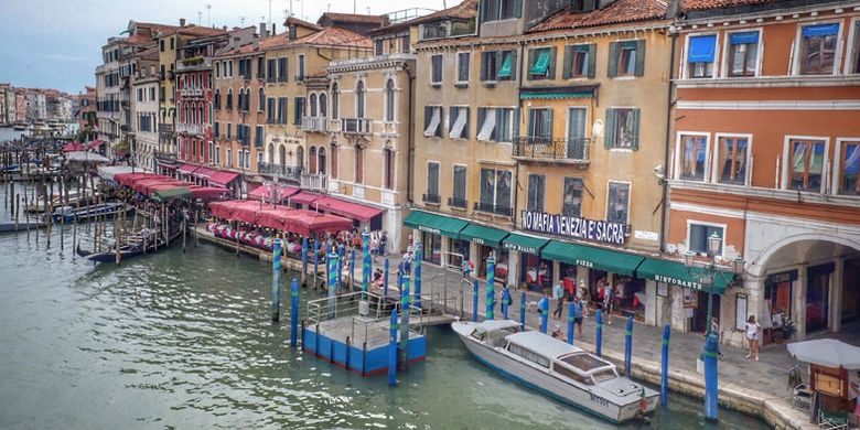 Pulau Murano di Venesia, Italia, dikenal sebagai penghasil glassware (produk dari gelas kaca) sejak tahun 1291. 