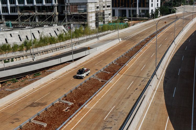 Kendaraan proyek melintasi proyek Tol Depok-Antasari Seksi I Antasari-Brigif/Cinere, Jakarta, Senin (10/9/2018). Tol sepanjang 5,8 kilometer tersebut siap dioperasikan  pada September 2018.