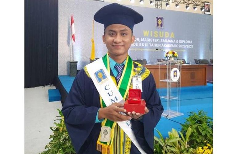 Hasman Zhafiri Muhammad, peraih IPK 4 dengan predikat summa cum laude.