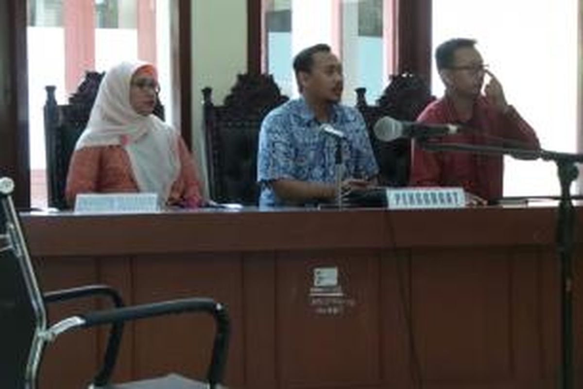 Retno Listyarti (paling kiri) bersama dua pengacaranya dari LBH Jakarta saat sidang putusan di PTUN Jakarta Timur. Kamis (7/1/2016)