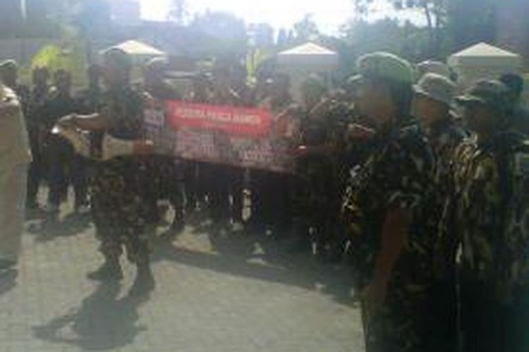 Aksi unjuk rasa mewarnai sidang di Pengadilan Militer Yogyakarta dalam kasus penyerangan Lapas Cebongan, Kamis (5/9/2013).