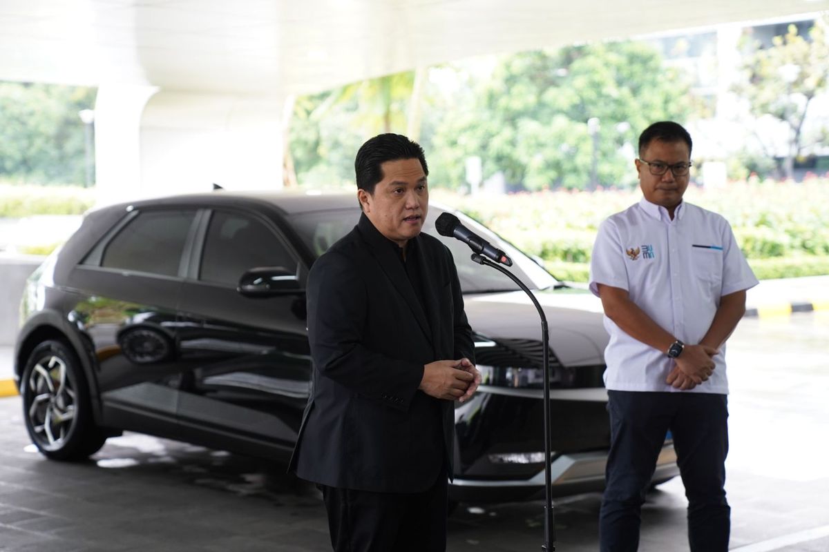 Menteri BUMN Erick Thohir meresmikan penggunaan mobil listrik sebagai kendaraan dinas pejabat eselon I dan eselon II Kementerian ESDM, Rabu (3/1/2024).
