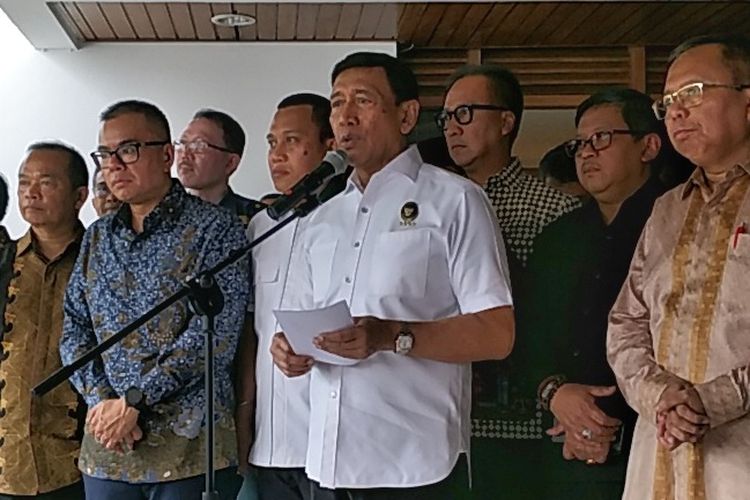 Menteri Koordinator Bidang Politik, Hukum dan Keamanan Wiranto saat memberikan keterangan pers seusai bertemu sejumlah sekjen partai pendukung pemerintah di rumah dinas Menko Polhukam, Kuningan, Jakarta Selatan, Senin (14/5/2018). 