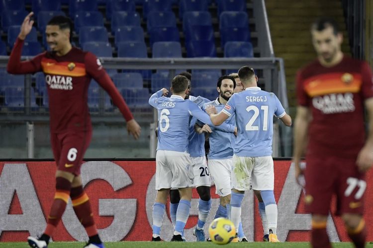 Para pemain Lazio merayakan gol Luis Alberto ke gawang AS Roma pada laga lanjutan pekan ke-18 Liga Italia  2020-2021 di Stadion Olimpico, Roma, Jumat (15/1/2021) atau Sabtu dini hari WIB. 