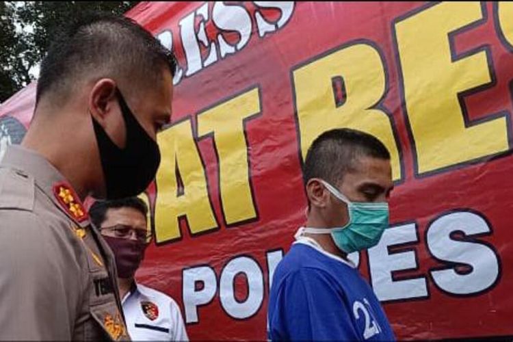 AS alias Pelor (baju biru), 34, pengendara yang tabrak polisi di Subang karena tak terima ditegur.