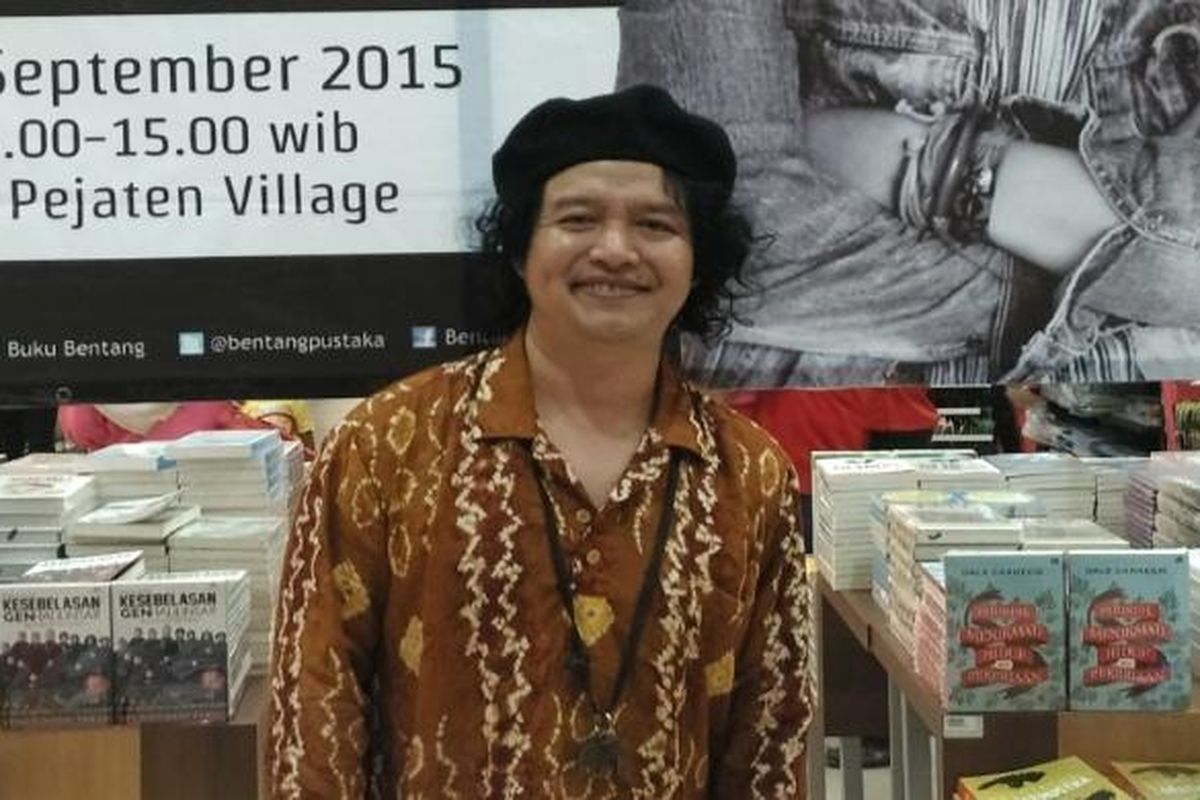 Andrea Hirata diabadikan di Pejaten Village, Pejaten, Jakarta Selatan, Sabtu (12/9/2015).