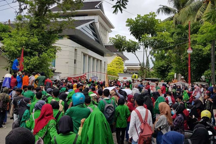 Ribuan mahasiswa dari berbagai perguruan tinggi di Kota Ambon menggelar aksi unjuk rasa menolak penundaan pemilu 2024 di depan kantor gubernur Maluku, Senin (11/4/2022)