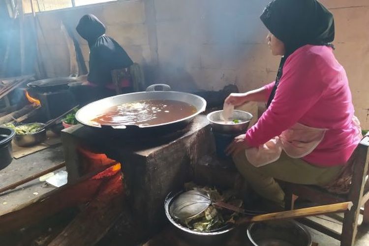Suasana dapur Poetra Roti, di Desa Mertasari, Kecamatan Purwanegara, Kabupaten Banjarnegara, Jawa Tengah. 

Proses memasak dengan tungku berbahan bakar kayu.

Foto diambil pada Jumat (9/12/2022).
