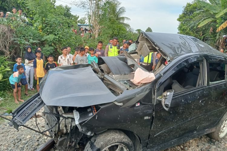 Mobil Toyota Agya rusak parah setelah ditabrak kereta api di perlintasan Keluarahan Persiakan,  Kecamatan Padang Hulu, Kota Tebing Tinggi, Senin (4/2/2024)