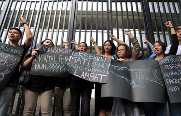 Badan Pekerja Komisi untuk Orang Hilang dan Korban Tindak Kekerasan (Kontras) melakukan aksi unjuk rasa di Kejaksaan Agung, Jakarta, Selasa (28/4/2015). Mereka menolak hukuman mati terhadap terpidana narkotika.  KOMPAS IMAGES/KRISTIANTO PURNOMO