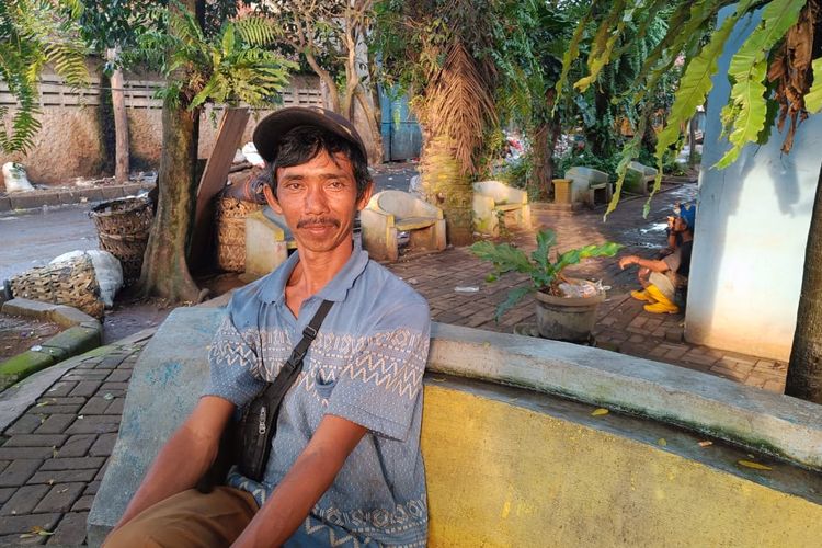 Disaat banyak orang menjauhi dan jijik dengan sampah, justru Suherman (43) sangat menikmati profesinya sebagai petugas kebersihan. Sudah lebih dari 10 tahun, Herman bekerja mengangkut sampah setiap harinya.