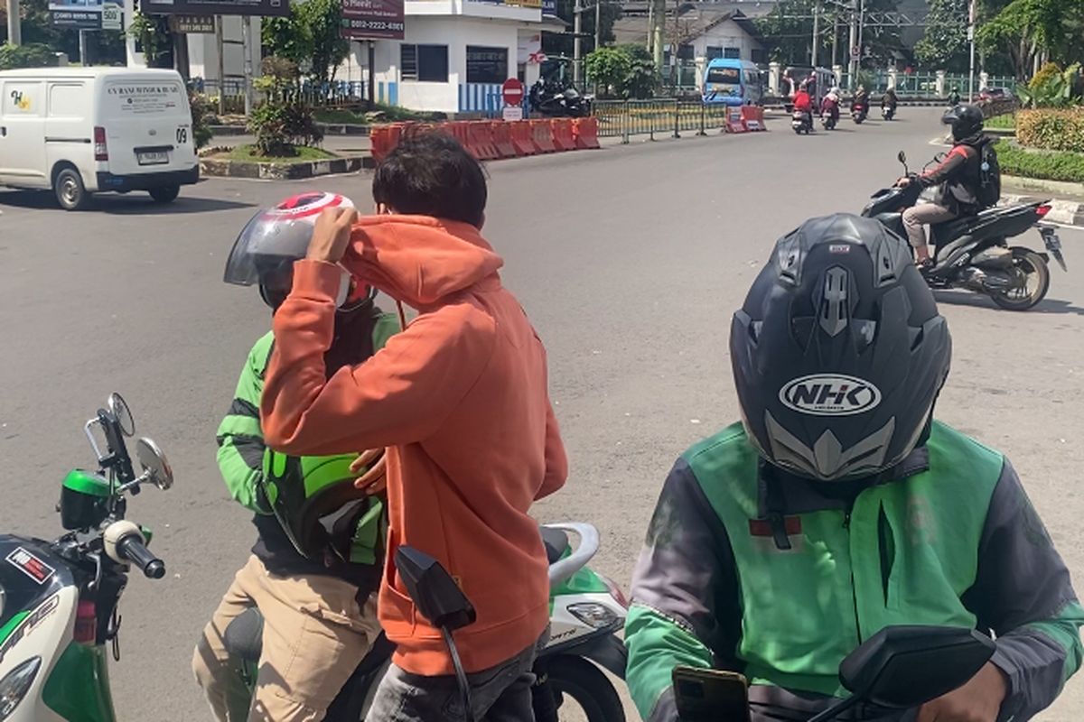 Sejumlah sopir ojol di depan Stasiun Bekasi, Kota Bekasi, Selasa (1/7/2025).