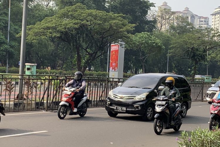 Jalan Benyamin Sueb, Kemayoran, Jakarta Pusat, terpantau ramai lancar dari pantauan Kompas.com pada Sabtu (24/6/2023) pagi. Sebagian ruas jalan Benyamin Sueb yang akan digunakan sebagai lokasi balap Strest Race pada 24 dan 25 Juni 2023, telah ditutup pagar hitam.