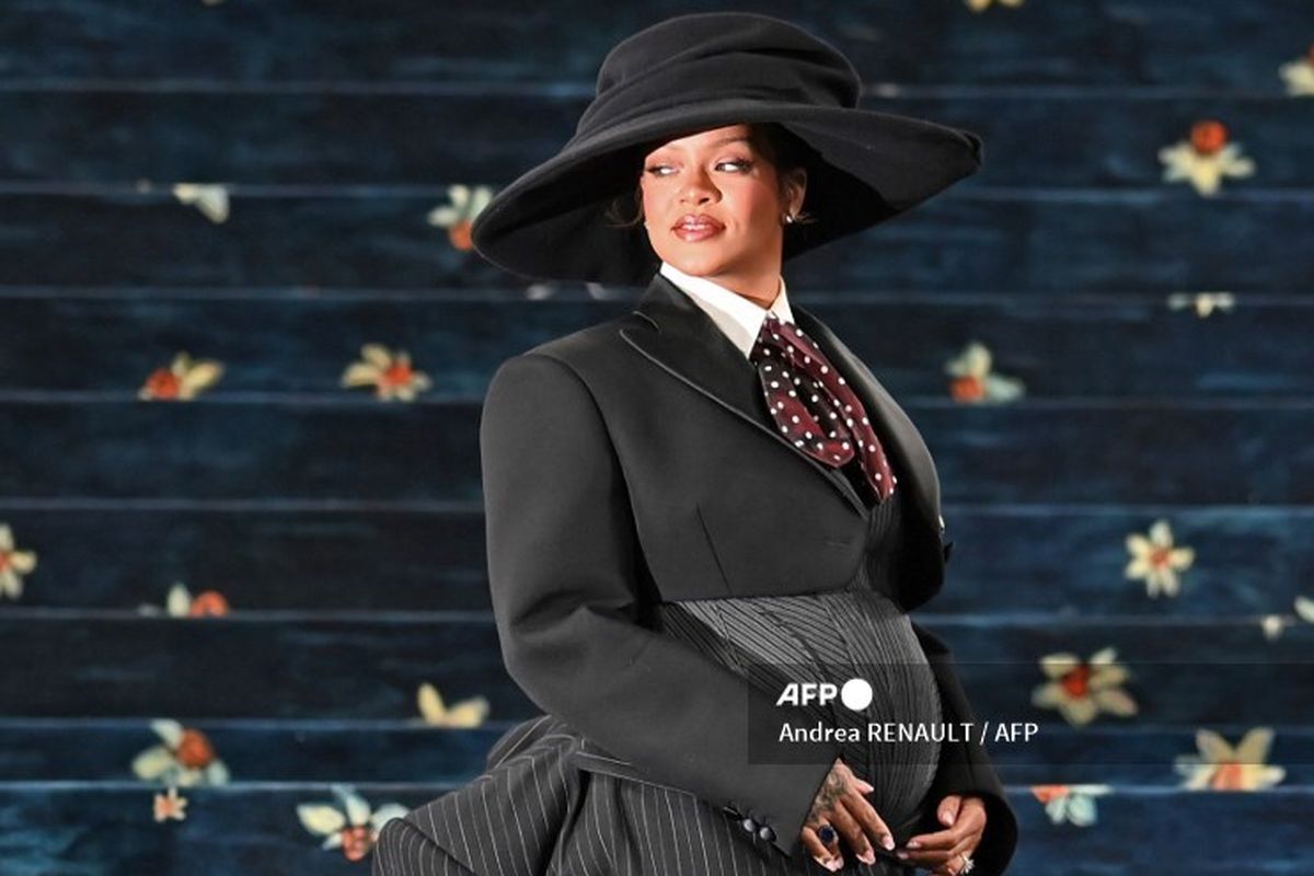 Rihanna Santai Belanja di Supermarket, Keranjangnya Tak Sengaja Diambil Orang