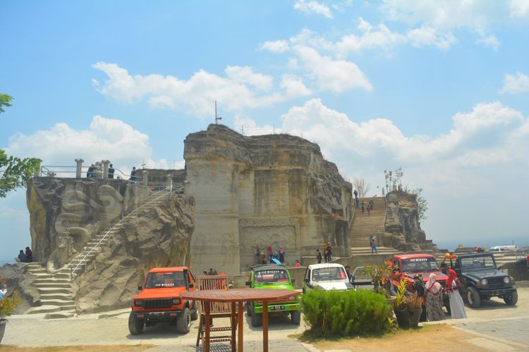 Mobil jeep wisata tampak berjejer menunggu pengunjung. Mobil jeep wisata ini menyediakan fasilitas keliling area wisata di sekitar Tebing Breksi, Sleman, Daerah Istimewa Yogyakarta.