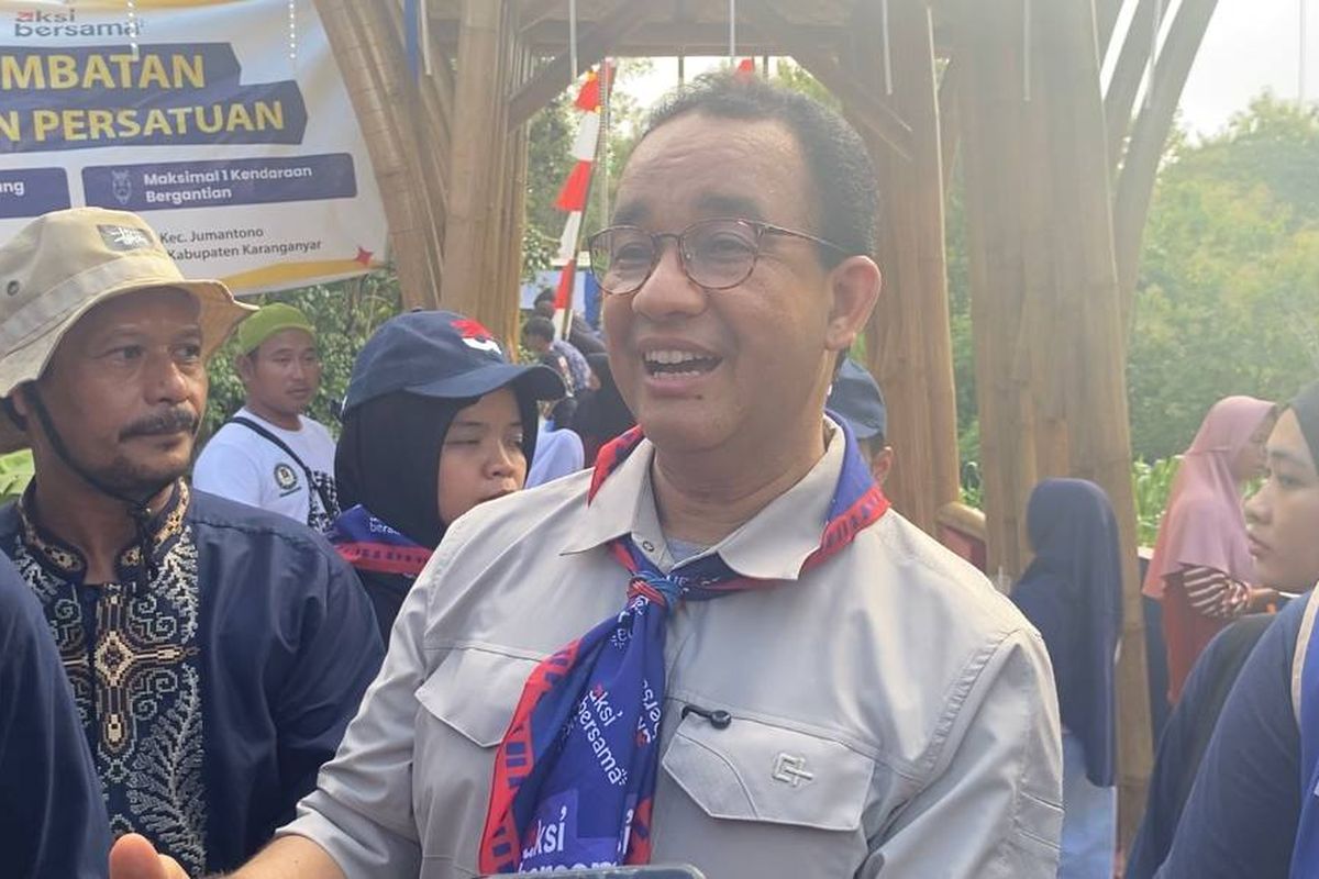 Mantan Gubernur DKI Jakarta Anies Baswedan mengunjungi Desa Sambirejo dan Klotok, Karanganyar, Jawa Tengah, Jumat (30/1/2026). 