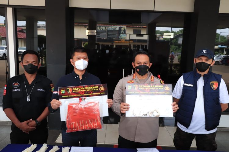 Kapolres Metro Bekasi Kota Aloysius Suprijadi mengatakan jasad pria di Kali Bekasi diduga tahanannya yang kabur Jumat lalu. 