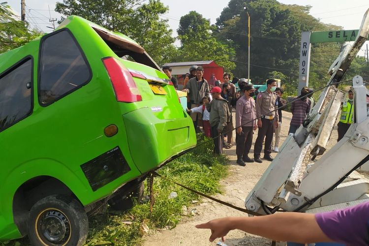 Proses evakuasi angkot yang terjun ke kali di Kabupaten Bogor, Jawa Barat, Senin (20/6/2022). 