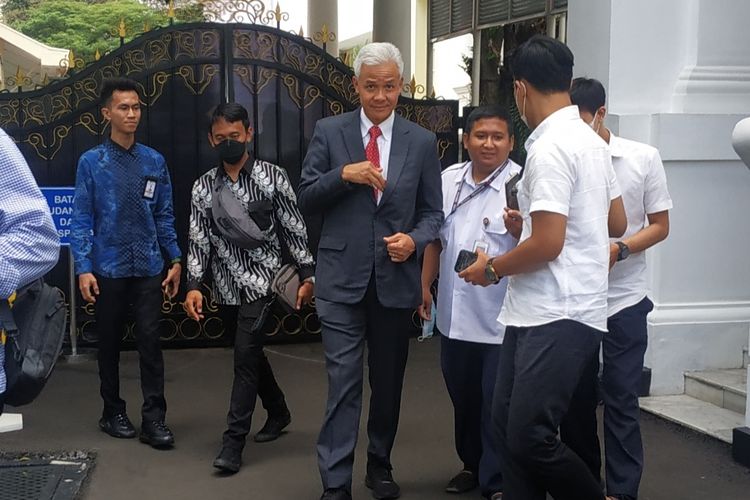Gubernur Jawa Tengah Ganjar Pranowo usai bertemu Presiden Joko Widodo di Istana Negara, Senin (7/11/2022).