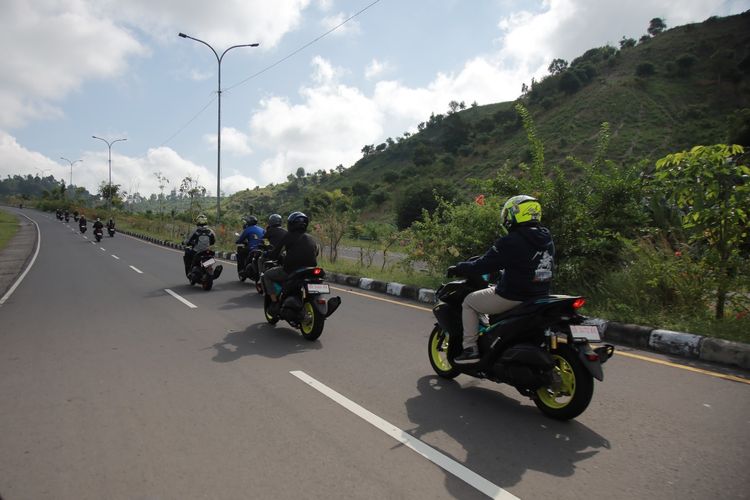 Touring dari Sirkuit Mandalika ke Pantai Senggigi pakai Yamaha Aerox Alpha