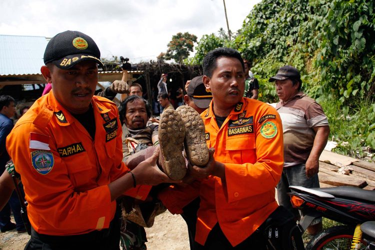 Karno (50), salah satu korban dari 13 penambang yang terjebak di lubang tambang emas di Minahasa Utara, saat dievakuasi petugas penyelamat, Jumat (14/4/2017).