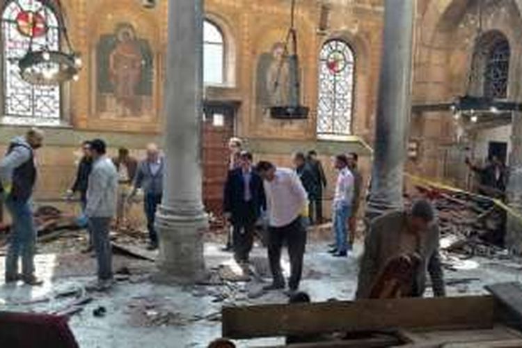 Sejumlah petugas berpakaian sipil memeriksa lokasi ledakan bom di dalam Gereja Katedral Koptik Santo Markus, Kairo, Mesir pasca ledakan yang menewaskan 29 orang pada Minggu (11/12/2016).