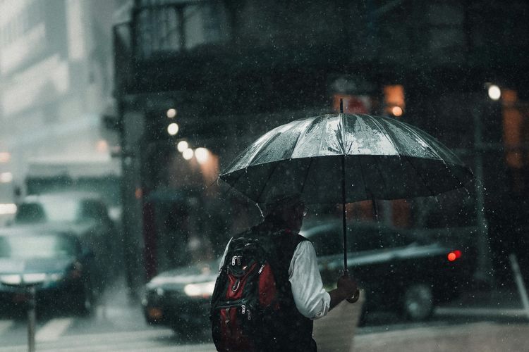 ilustrasi hujan. Badan Meteorologi, Klimatologi, dan Geofisika (BMKG) memprakirakan seluruh wilayah di Provinsi Bali akan diguyur hujan ringan pada Selasa (28/10/2025).