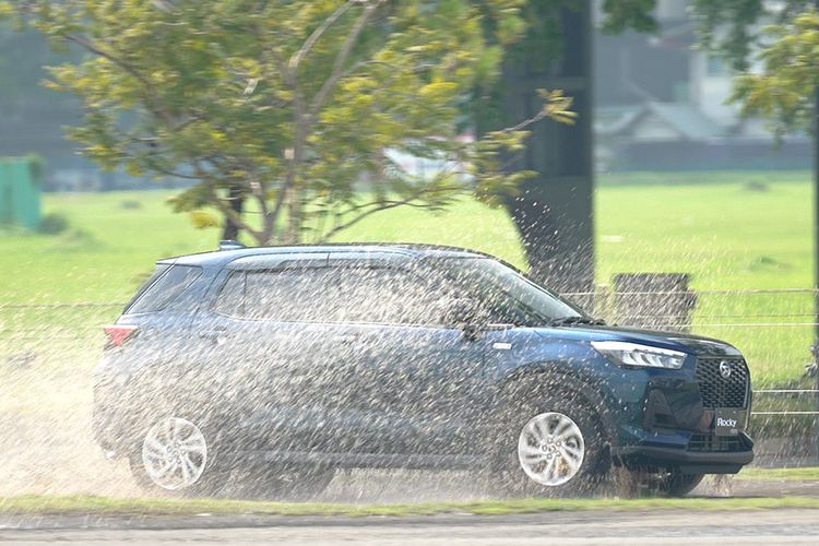 Test drive Daihatsu Rocky e-Smart Hybrid