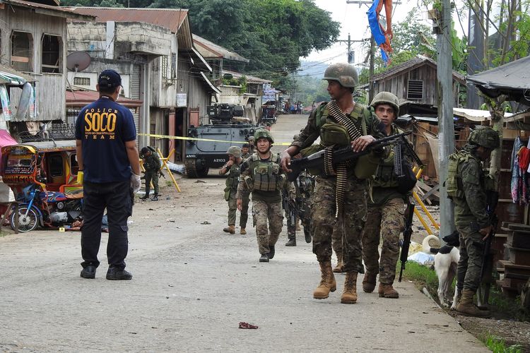 Pasukan keamanan Filipina melakukan penyisiran menyusul adanya ledakan di markas militer Pulau Jolo, Filipina, yang menewaskan tujuh orang, pada Jumat (28/6/2019).