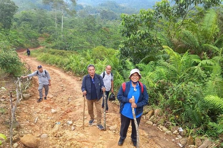Perjalanan sejumlah pensiunan karyawan Kompas pada 16 Agustus 2022 menuju Kampung Cikeusik, tempat warga Baduy Dalam bermukim sejak beberapa abad silam.
