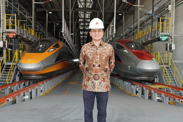 Vice President Huawei Indonesia, Lai Chaosen di depo pemeliharaan kereta cepat Whoosh di Tegalluar, Bandung (26/9/2023).
