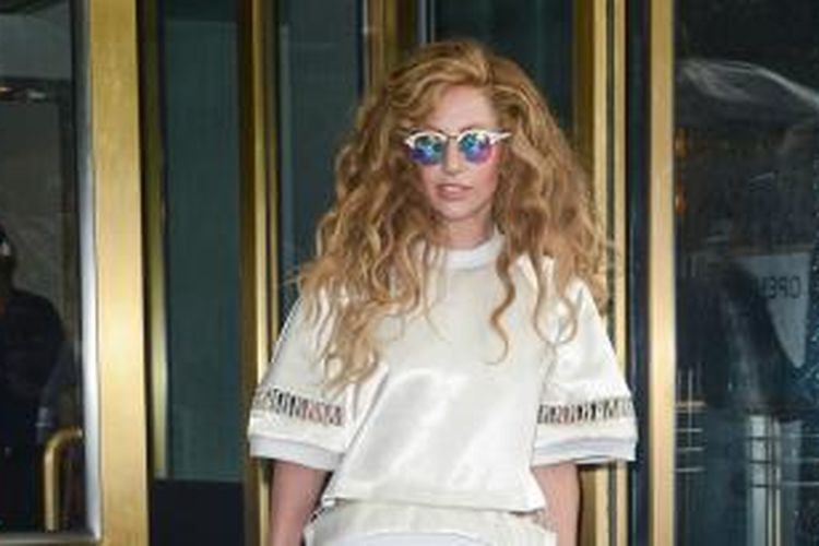 Penyanyi dan pencipta lagu Lady Gaga meninggalkan apartemennya di Midtown Manhattan, New York City (AS), 22 Agustus 2013. 