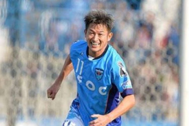 Senyum ceria striker berusia 50 tahun, Kazuyoshi Miura selepas mencetak gol ke gawang ThespaKusatsu Gunma pada laga pekan ketiga J2 League di Stadion Nippatsu Mitsuzawa, Minggu (12/3/2017).