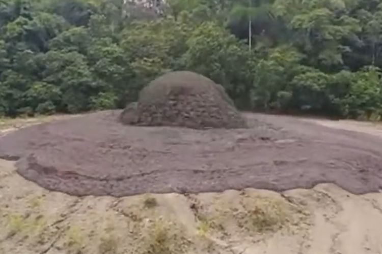 Tangkapan layar dari video semburan lumpur di Taman Margasatwa Tabin, Kota Lahad Datu, Malaysia, pada Minggu (18/9/2022).