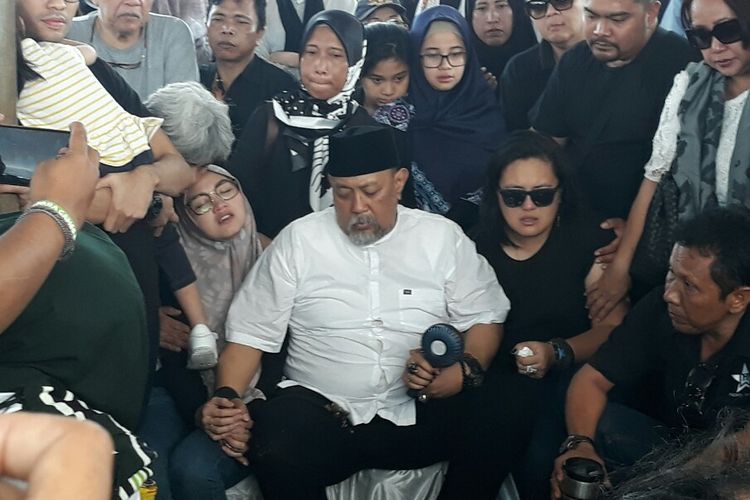 Indro Warkop beserta anak-anaknya mengantarkan jenazah istri ke tempat peristirahatan terakhir di TPU Tanah Kusir, Jakarta Selatan, Rabu (10/10/2018).