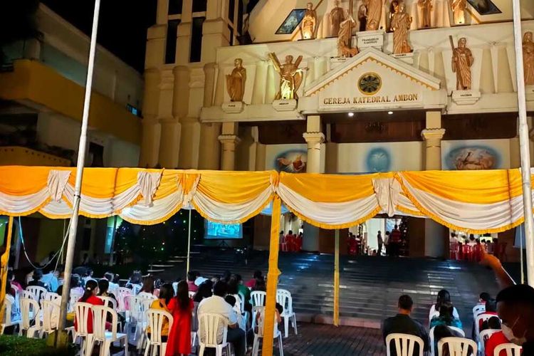 Pelaksanaan Misa Natal di Gereja Katedral Fransiscus Xaverius Ambon berlangsung aman dan tertib, Jumat malam (24/12/2021).