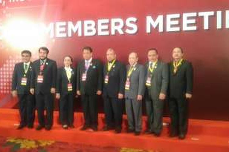 Delegasi Indonesia berfoto usai pertemuan Board of Members Meeting (BoMM) anggota Asosiasi Mahkamah Konstitusi Asia dan Lembaga Sejenis (Association of Asian Consitutional Court and Equivalent Institutions atau AACC), Rabu (10/8/2016).