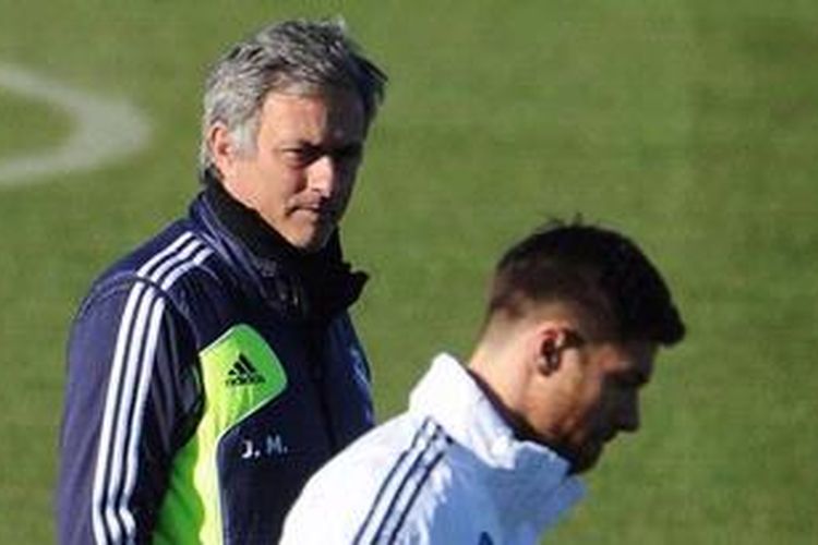 Pelatih Real Madrid, Jose Mourinho (kiri), dan gelandang Xabi Alonso, dalam sesi latihan tim, di Santiago Bernabeu, Jumat (4/1/2013). 