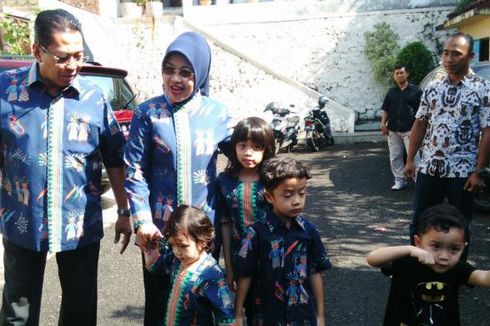 Sylviana, Suami, dan Cucu Kompak Pakai Batik Betawi Saat ke TPS