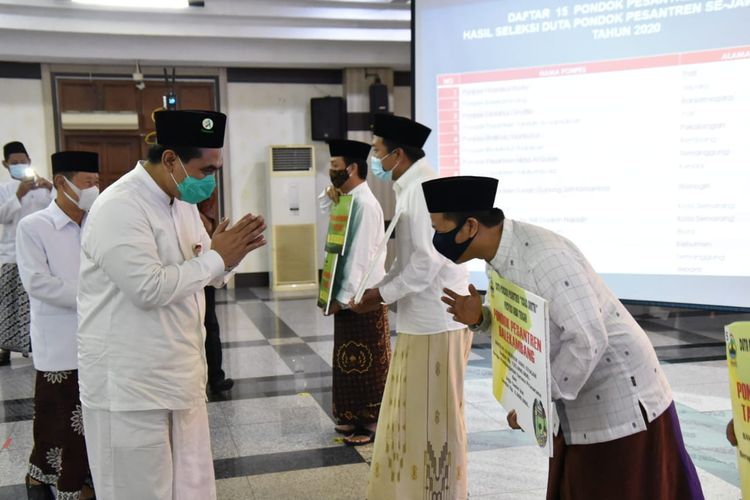 Wakil Gubernur Jawa Tengah, Taj Yasin Maimoen menyerahkan langsung penghargaan kepada 15 duta ponpes di Gedung Gradhika Bhakti Praja, Kamis (22/10/2020).