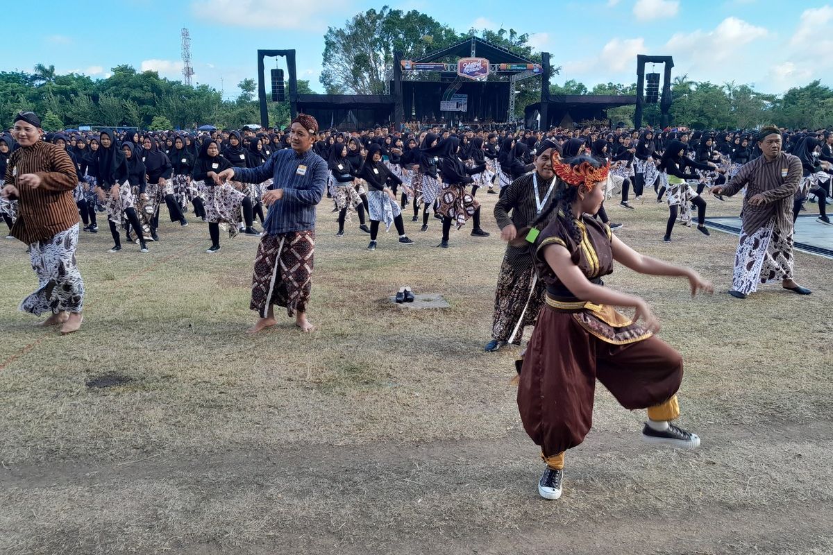 Sebanyak 7.400 pelajar menari tarian wanara Sugriwa Subali di Alun-alun Wates, Kabupaten Kulon Progo, Daerah Istimewa Yogyakarta. Diikuti ribuan peserta membuat MURI menyematkan predikat penari wanara Sugriwa Subali terbanyak.