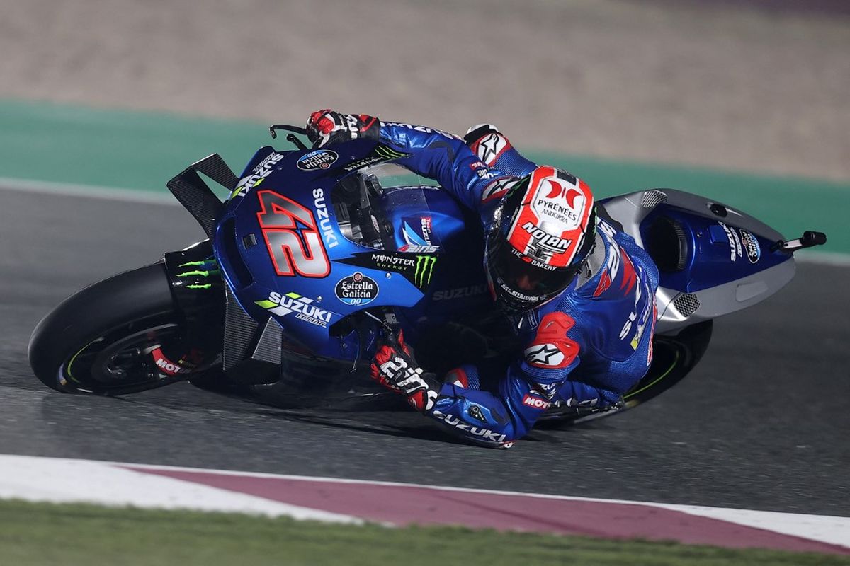 Alex Rins saat sesi latihan bebas pada MotoGP Doha 2021. (Photo by KARIM JAAFAR / AFP)