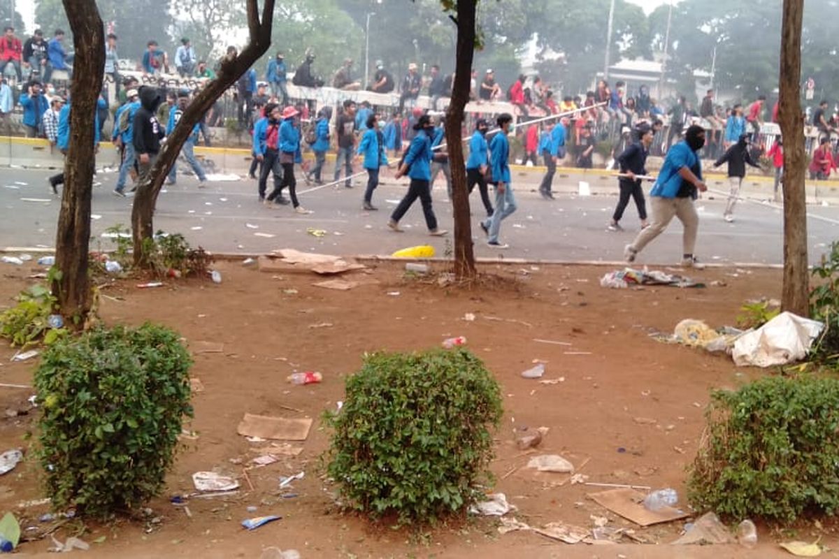 Kerusuhan pecah dalam aksi unjuk rasa mahasiswa di depan Kompleks Parlemen Senayan, Jakarta, Selasa (24/9/2019) sore.