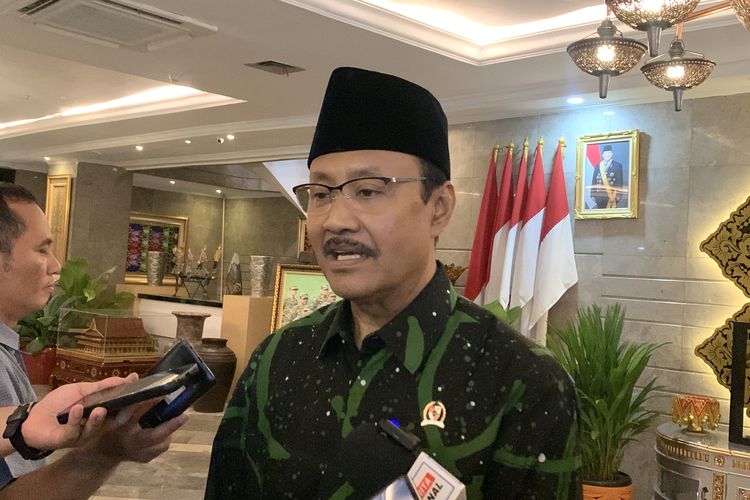 Menteri Sosial (Mensos) Saifullah Yusuf atau Gus Ipul saat ditemui di kantornya, Jakarta Pusat, Selasa (18/11/2025).