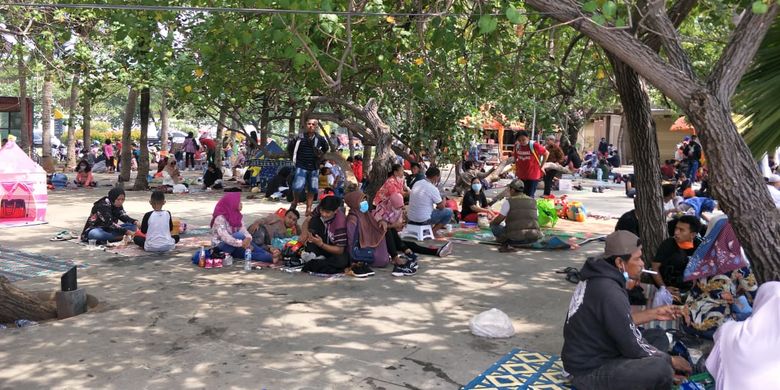 Kawasan wisata Taman Impian Jaya Ancol, tepatnya di Pantai Timur, ramai dikunjungi wisatawan pada hari pertama Idul Fitri, Kamis (13/5/2021).