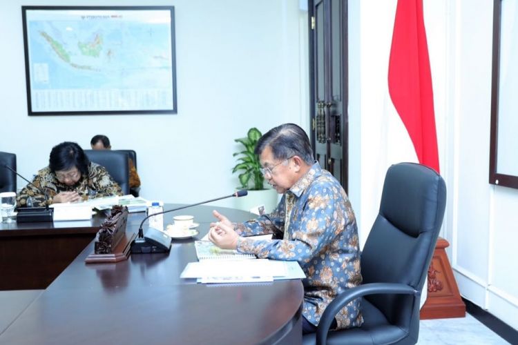 Wakil Presiden Jusuf Kalla memimpin doa atas meninggalnya KH Hasyim Muzadi di Kantor Wapres, Kamis (16/3/2017). Doa dilakukan sebelum rapat terkait deforestasi daerah aliran sungai Jawa Barat dan NTB.
