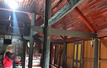 Tiang-tiang penyangga di bagian dalam gadang yang berusia 116 tahun. Tiang kayu berasal dari Pohon Jua. Batang pohon yang dipilih mesti di atas 50 tahun agar kokoh menyangga rumah gadang di Nagari Sumpu, Tanah Datar, Sumatera Barat. 