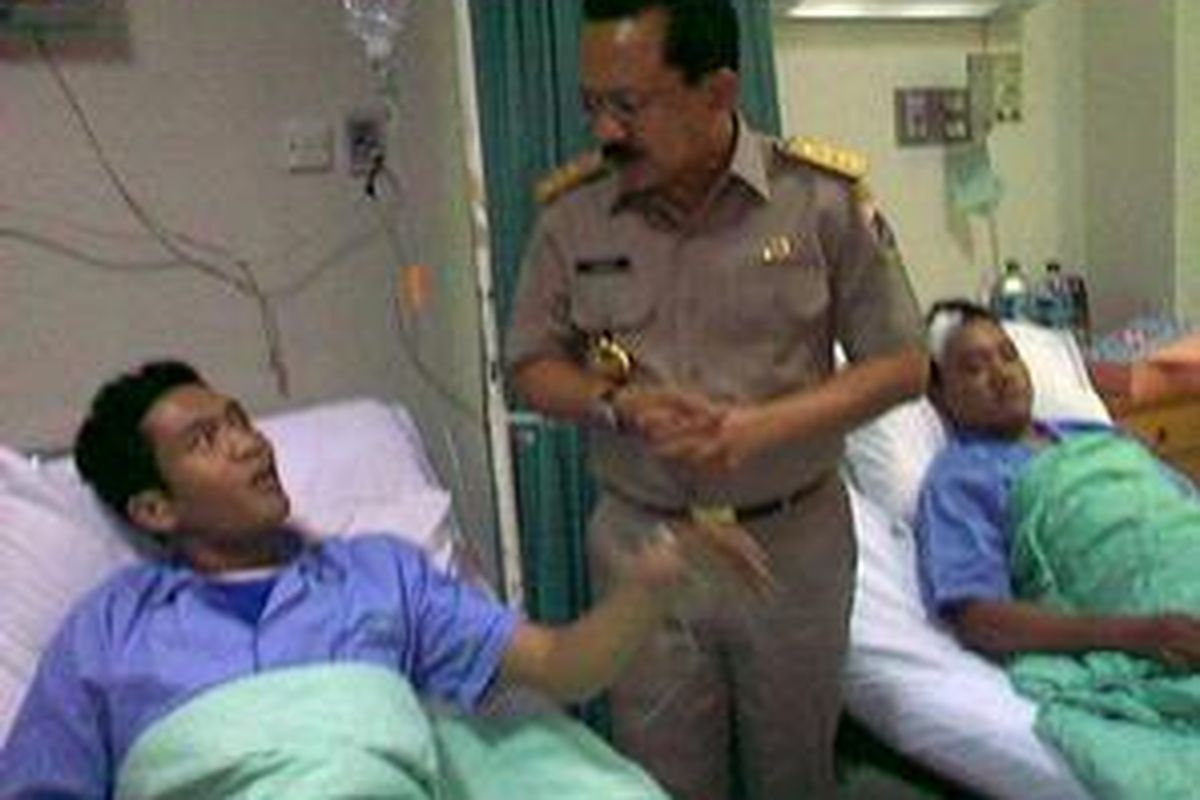 Gubernur DKI Jakarta Fauzi Bowo menjenguk korban ledakan bom JW Marriot dan Ritz Carlton, di Rumah Sakit Jakarta, Sabtu (18/7). Fauzi Bowo melakukan dialog dengan salah satu korban, Andri Tirta Marsadi.